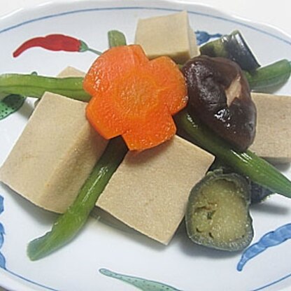 久々に作った高野豆腐。ほんとうに「ホッとするね♪」の、お味♪美味しいレシピを有難う御座いました。彩りに人参や椎茸を加えました。